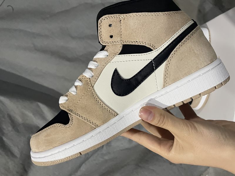 Air Jordan 1 Mid ‘Barely’
