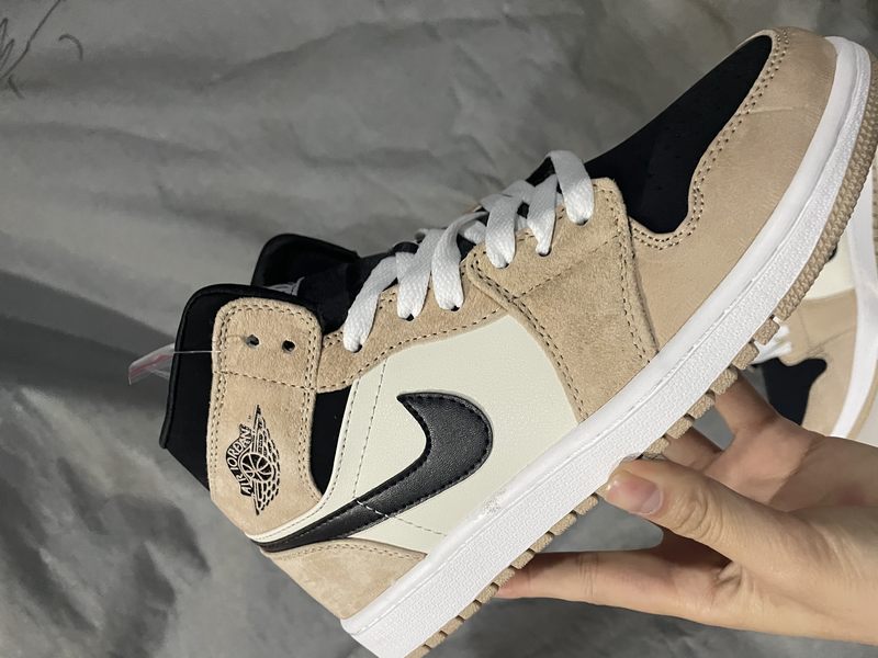 Air Jordan 1 Mid ‘Barely’